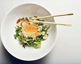 Азиатский салат из говядины с кунжутной заправкой