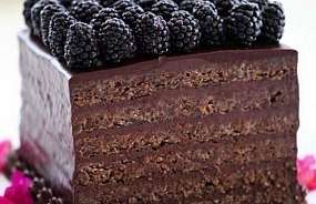 Шоколадно-миндальный торт с ежевикой