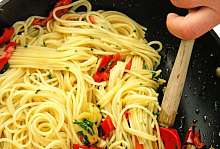 Спагетти с чесноком и маслом Шаг 2.