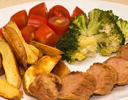Колбаски гриль с картофельными дольками, томатами и брокколи