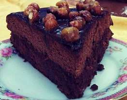 Бисквитный шоколадный торт с карамелизованным фундуком