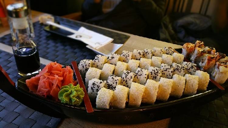 Как правильно есть суши на диете?