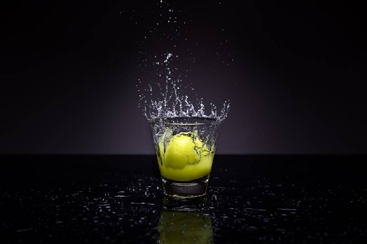 Четыре причины начать день со стакана воды с лимоном
