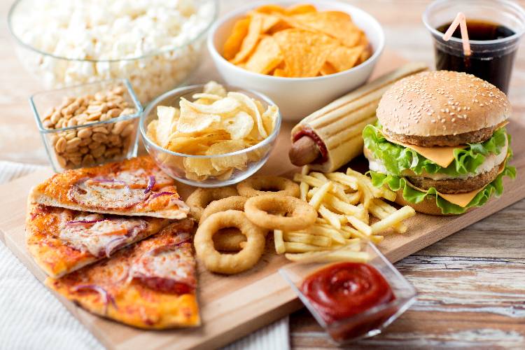 Ученые сообщили, что жирная пища приводит к перееданию