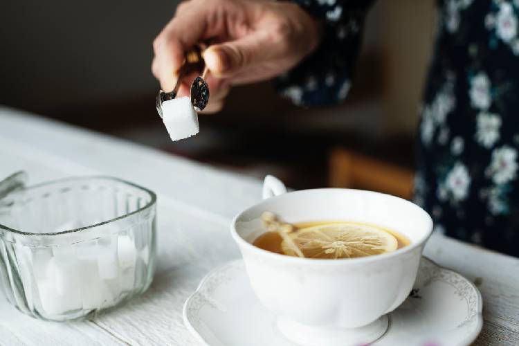 Почему стоит отказаться от чая с сахаром