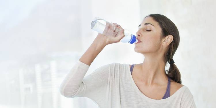 Нужно ли пить два литра воды в день?
