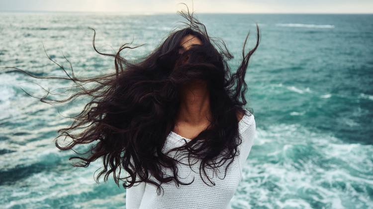 4 секрета по уходу за волосами, которые активно используют женщины из разных стран
