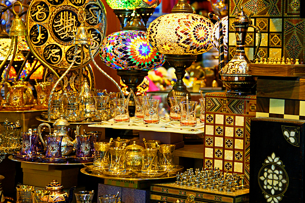Сувенир востока. Восточный базар в Абу Даби. Сувениры Востока. Восточный рынок. Сувениры из Эмиратов.