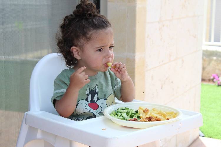 Как и чем правильно кормить ребенка в жару?