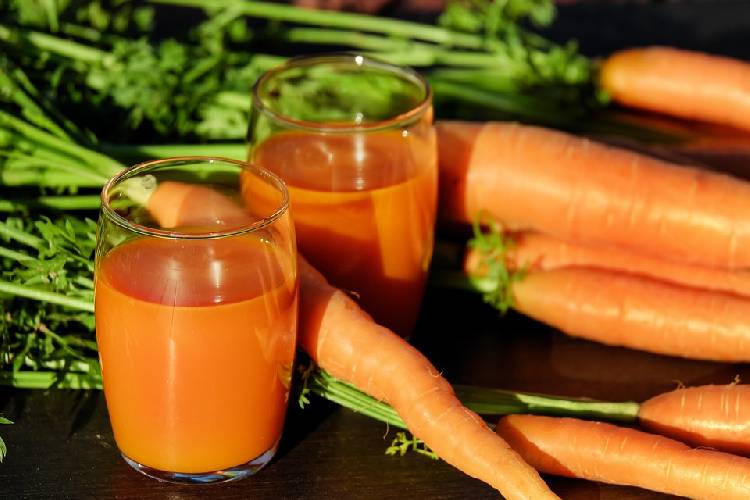 Почему сок из моркови рекомендуется к ежедневному употреблению?