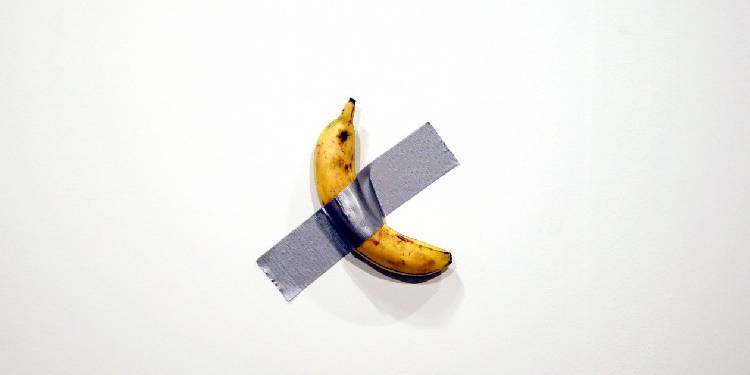 Банан, приклеенный к стене продан за рекордную сумму