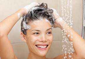 Чем полезно обратное мытье головы