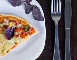 Пицца с беконом и овощами
