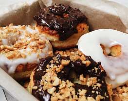 Творожные пончики в белой и шоколадной глазури