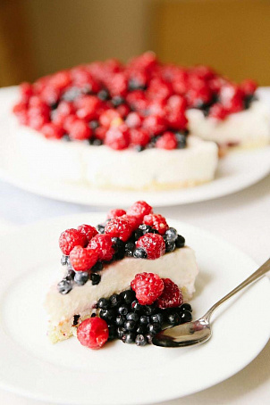 Торт с ягодами - рецепты с фото и видео на kozharulitvrn.ru