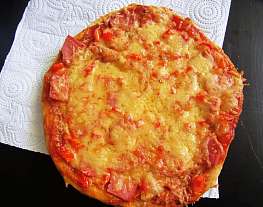 Пицца с колбасой