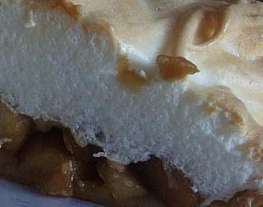 Нежный яблочный пирог с меренгой