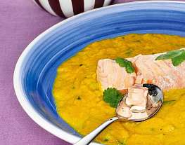 Морковный суп с рыбой и кинзой