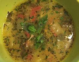 Суп из кабачков с заправкой из зеленого базилика