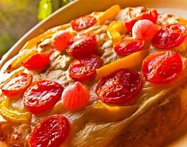 Пирог с помидорами, творожным сыром и базиликом