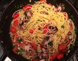 Спагетти с мини осьминогами