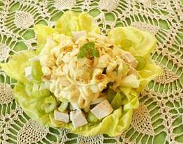 Салат из цыпленка с пастой, сельдереем и грибами