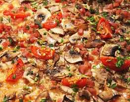 Пицца с грибами, помидорами и пряными травами
