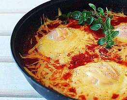 Яйца пашот в томатном соусе