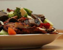 Салат из брокколи и помидоров с маринованной курицей и грибами шиитаке