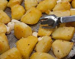 Запеченный картофель с чесноком и лимоном