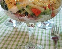 Слоеный салат с тунцом и сыром