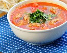 Суп из баранины с горохом, фрикадельками и томатом