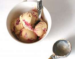 Мороженое с тростниковым сахаром и клубнично-ревенной прослойкой