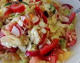 Салат из свежих овощей и сухофруктов