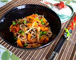 Рисовая лапша с овощами и соусом терияки