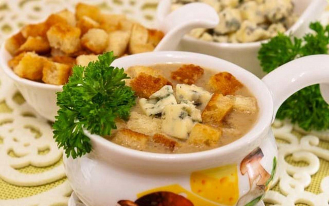 Суп с грибами, сухариками и сыром с благородной плесенью, ceg c uhb,аvb, ce[аhbrаvb b cshjv c ,kаujhjlyjq gktctym.