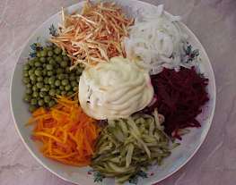 Салат с жареным картофелем, свеклой и мясом