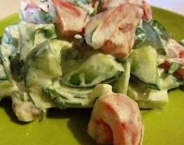 Летний овощной салат со сметаной