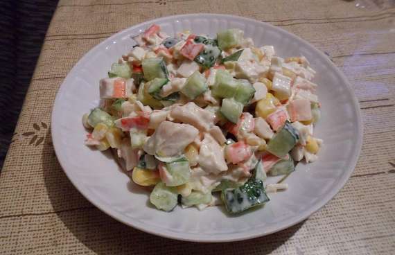 Куриный салат с крабовыми палочками и кукурузой