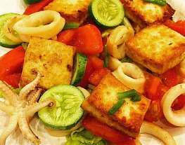 Теплый салат с кальмарами и тофу