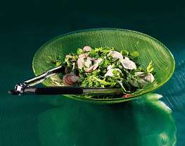 Кресс-салат, руккола и мизуна с редисом, дайконом и сметанной заправкой