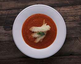Крем-суп из печеных помидоров с теплым кусочком хлеба и пекорино