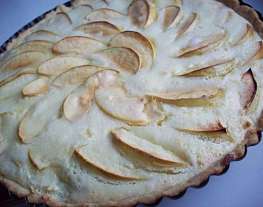 Нежный яблочный пирог со сметанной заливкой