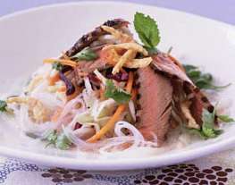 Тайский салат с рисовой лапшой и говядиной
