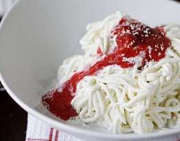 Замороженные спагетти с клубничным соусом