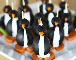 Пингвины из маслин, фаршированные мягким сыром