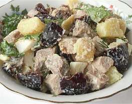 Салат с мясом и черносливом