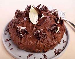 Шоколадный торт с малиной и трюфелями