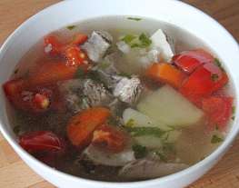 Простой мясной суп с приправой из томатов и чеснока