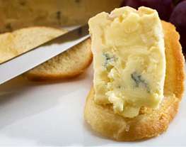 Бутерброды с голубым сыром и беконом